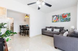 MameyesBlü Zen, Ideal Couple’s Stay in Mameyes Rio Grande的配有沙发和吊扇的客厅