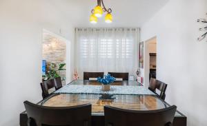 MameyesBlü Zen, Ideal Couple’s Stay in Mameyes Rio Grande的一间设有大玻璃桌和椅子的用餐室