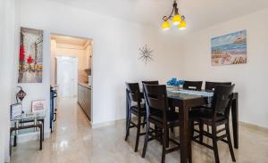 MameyesBlü Zen, Ideal Couple’s Stay in Mameyes Rio Grande的餐厅里有一张桌子和几把椅子