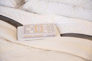 ein Buch auf einem Bett in der Unterkunft Blü Zen, Ideal Couple’s Stay in Mameyes Rio Grande in Mameyes