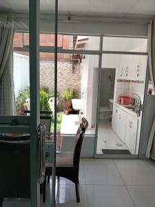 Η κουζίνα ή μικρή κουζίνα στο garden & house +2 φωτογραφίες