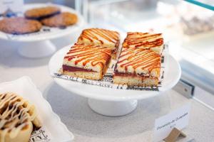 Ein Teller mit mehreren Kuchenstücken auf einem Tisch in der Unterkunft Blü Zen, Ideal Couple’s Stay in Mameyes Rio Grande in Mameyes + 75 Fotos