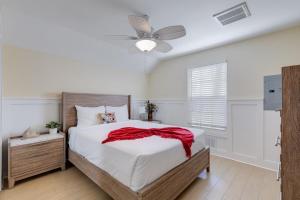 een slaapkamer met een bed en een plafondventilator bij Gorgeous Apartment on Mango St Steps to Beach in Fort Myers Beach