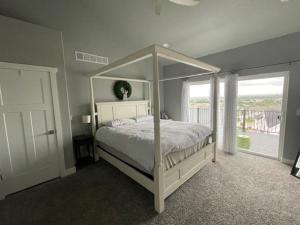 Ένα ή περισσότερα κρεβάτια σε δωμάτιο στο Modern Home, Breathtaking Views