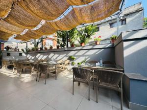 パタンにあるNavaya Residenceの建物内のパティオ(テーブル、椅子付)