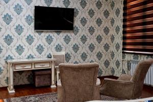 TV a/nebo společenská místnost v ubytování Profi Boutique hotel