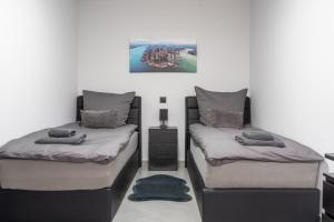 two beds sitting next to each other in a bedroom at Luxury Apartment Schwabach 2 in Schwabach +25 photos