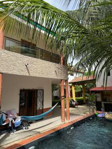 Bazén v ubytování Suite privée-chambre, salon et cuisine complete nebo v jeho okolí