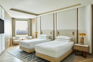 two beds in a hotel room with at Madrid Marriott Hotel Princesa Plaza in Madrid +90 photos