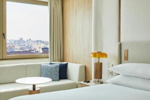 Postel nebo postele na pokoji v ubytování Madrid Marriott Hotel Princesa Plaza + 129 fotografií