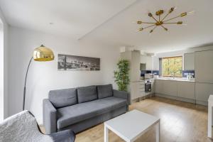 una sala de estar con un sofá y una mesa en Dukes Apartment by Stays Accommodation - Long Stays Welcome, en Chelmsford