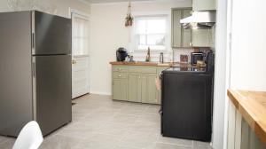 Kuchyň nebo kuchyňský kout v ubytování Downtown Delight King Beds Comfort & the Greenway!