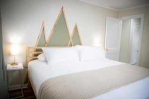 Postel nebo postele na pokoji v ubytování Downtown Delight King Beds Comfort & the Greenway!