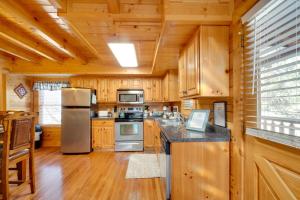 Η κουζίνα ή μικρή κουζίνα στο Romantic Cabin with Hot Tub in Pigeon Forge!