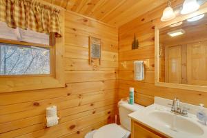 Ένα μπάνιο στο Romantic Cabin with Hot Tub in Pigeon Forge! +18 φωτογραφίες