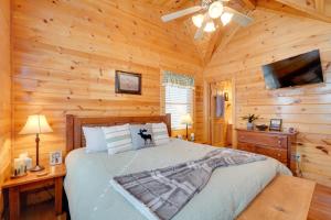 Ένα ή περισσότερα κρεβάτια σε δωμάτιο στο Romantic Cabin with Hot Tub in Pigeon Forge!