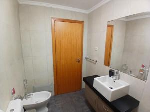 un bagno con lavandino, WC e specchio di Al-Solares a Santa Cruz Altre 8 foto