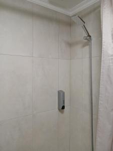 una doccia con soffione in un bagno di Al-Solares a Santa Cruz