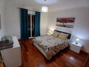 una camera con letto e tende blu di Al-Solares a Santa Cruz