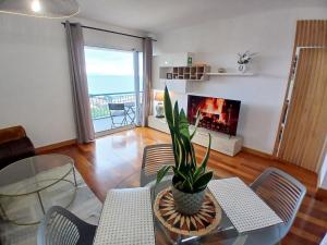 un soggiorno con tavolo in vetro e pianta in vaso di Al-Solares a Santa Cruz