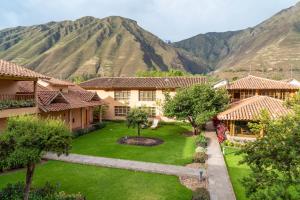 een luchtzicht op een huis met bergen op de achtergrond bij Hotel La Casona De Yucay Valle Sagrado in Urubamba