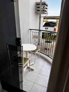 a balcony with a table and chairs on a balcony at Condominio Delville 2 quartos in Porto Velho