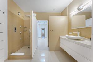 ein Badezimmer mit Waschbecken und Toilette in der Unterkunft Palmera Sky Terrace Suite in Las Galletas