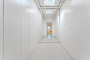 ein leerer Flur in einem weißen Gebäude mit einem Flur in der Unterkunft Palmera Sky Terrace Suite in Las Galletas + 22 Fotos