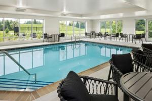 Πισίνα στο ή κοντά στο TownePlace Suites by Marriott Mankato