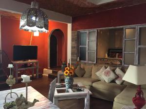 a living room with a couch and a table at Hotel kasa Sarita Centro Historico SMA in San Miguel de Allende