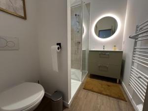 Escapade grenadoise في Larrivière: حمام مع مرحاض ودش مع مرآة +18 صورة