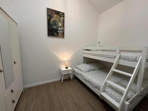 Escapade grenadoise في Larrivière: غرفة بسريرين ومصباح