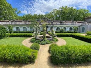 Escapade grenadoise في Larrivière: منزل كبير مع حديقة بها نافورة