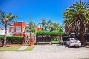 a car parked in a parking lot in front of a house at las moraditas in Chascomús