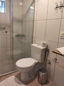 a bathroom with a toilet and a shower at kitnet xixo 02 in Gramado