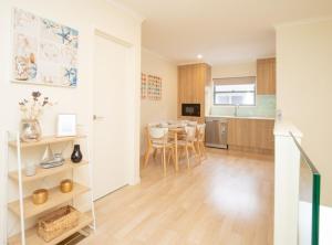 Kuchyň nebo kuchyňský kout v ubytování Generous 2-Bed Townhouse With A Private Balcony