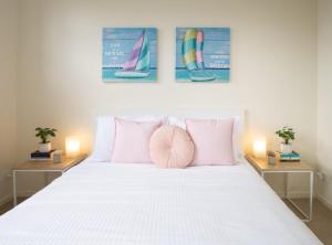 Postel nebo postele na pokoji v ubytování Generous 2-Bed Townhouse With A Private Balcony