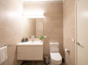 Koupelna v ubytování Generous 2-Bed Townhouse With A Private Balcony + 13 fotografií