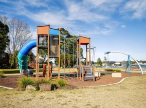 Herní místnost nebo prostor pro děti v ubytování Generous 2-Bed Townhouse With A Private Balcony