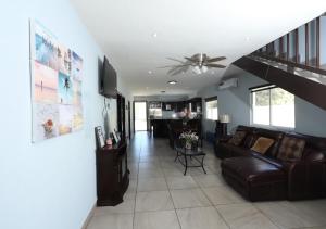 Μια τηλεόραση ή/και κέντρο ψυχαγωγίας στο Casa Margarita Pool, Billiards Just Steps from the Beach