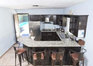 Η κουζίνα ή μικρή κουζίνα στο Casa Margarita Pool, Billiards Just Steps from the Beach