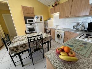 een keuken met een fruitschaal op het aanrecht bij Le gite de nogaro in Pontonx-sur-lʼAdour
