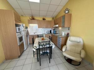 een keuken met een tafel en een stoel. bij Le gite de nogaro in Pontonx-sur-lʼAdour