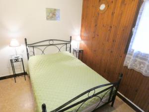 een slaapkamer met een bed en twee lampen op tafels bij Le gite de nogaro in Pontonx-sur-lʼAdour