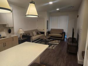 een keuken en woonkamer met een bank en een tafel bij express housing in Philadelphia