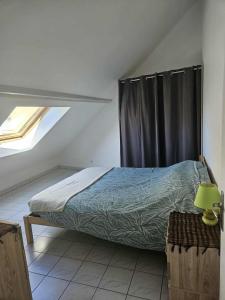 ein Schlafzimmer mit einem Bett und einem Fenster in einem Zimmer in der Unterkunft Charming 3-room apartment in Thionville