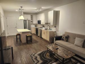 een woonkamer en keuken met een bank en een tafel bij express housing in Philadelphia