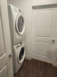 een wasmachine en droger in een kamer met een deur bij express housing in Philadelphia