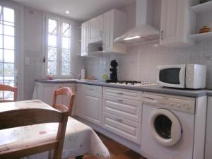 Serreslous-et-ArribansにあるMaison jeanbordeのキッチン(洗濯機、電子レンジ付) +12枚の写真