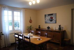 Serreslous-et-ArribansにあるMaison jeanbordeのテーブルと窓のあるダイニングルーム